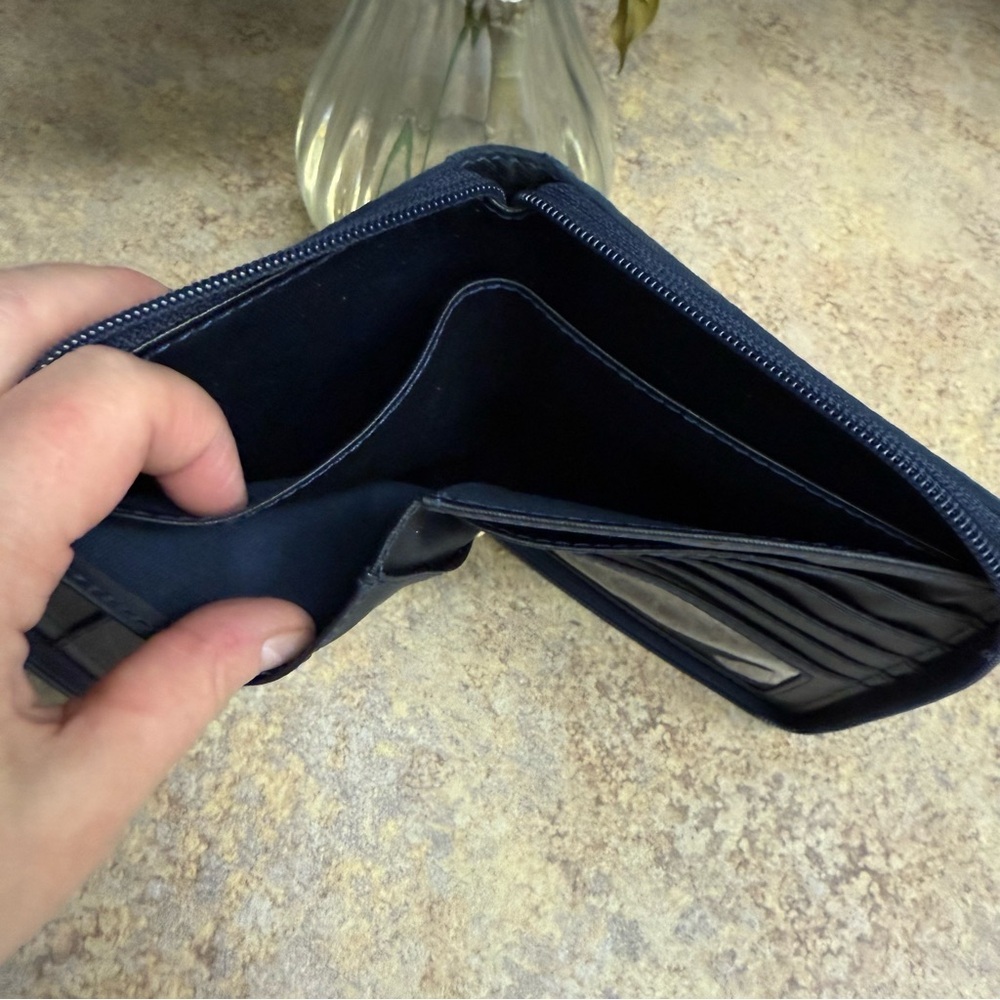 Fossil zip around passport wallet - Picture 4 of 4